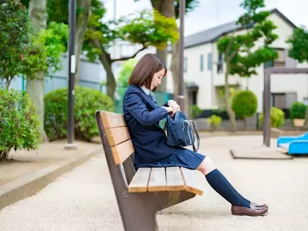 「いい子」ほど危ない？ 高校生8割が愛想笑いで電池切れ。登校しぶりを招く“同調”の疲れの守り方