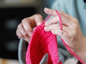 金融資産2400万円・月の年金約20万円「公民館で手芸の講師をして月2万円」68歳女性のお金の不安