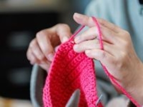 金融資産2400万円・月の年金約20万円「公民館で手芸の講師をして月2万円」68歳女性のお金の不安