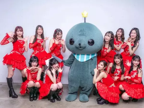 「ひどい辱めを受けている」教育番組・タマ、人気アイドルとの集合ショットに反響！ 「目に光がない」