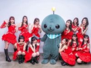 「ひどい辱めを受けている」教育番組・タマ、人気アイドルとの集合ショットに反響！ 「目に光がない」