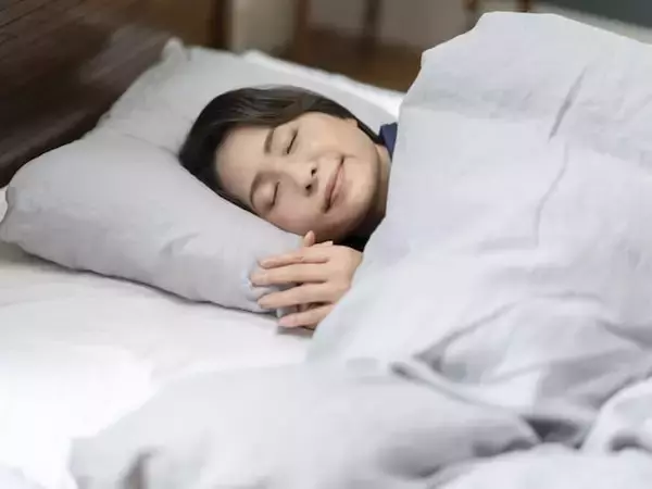 Q. 「毛布が上？ 羽毛布団が上？」 より暖かいのは、どちらなのか【日本睡眠学会所属医師が回答】