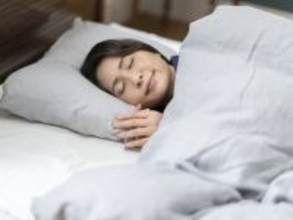 Q. 「毛布が上？ 羽毛布団が上？」 より暖かいのは、どちらなのか【日本睡眠学会所属医師が回答】