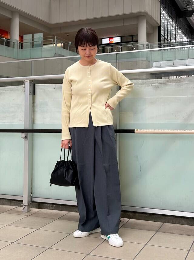 大人の春夏は「バターイエロー」で顔映え！ 肌を明るく見せる、最旬カラーコーデ3選