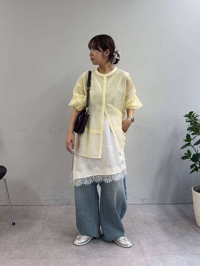 大人の春夏は「バターイエロー」で顔映え！ 肌を明るく見せる、最旬カラーコーデ3選