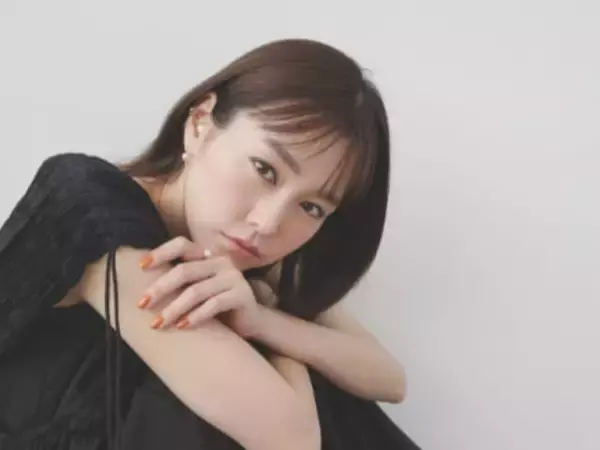 「痩せている」桐谷美玲、モデル撮影のオフショット公開「いつまで女神なのよ」「ちんまりポーズ可愛すぎ」