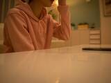 「「発送する時は主人が寝てからこっそり」51歳女性が夫に内緒で「フリマアプリとポイ活」で稼ぐ事情…」の画像1