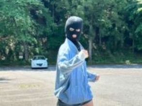 「クソ笑いました」人気俳優、覆面姿の美脚ショットに「スタイル半端ない」「脚ながっ」反響！