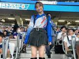 「「こんな美人がスタンドにいたの！？」影山優佳、“サッカー日本代表コーデ”を披露！ 「勝利の女神」」の画像1