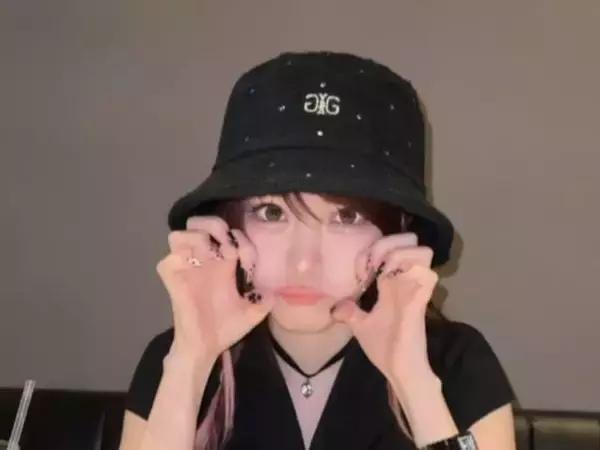 「こんなに綺麗な顔の人日本にいたんや」田中れいな、“手づかみ”食事ショットに「高校生にしか見えん」反響