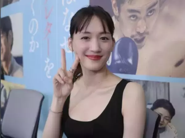 「美しい40代」綾瀬はるか、ノースリーブ姿の最新ショットに「透明感ハンパない」「ずーっと美人」反響