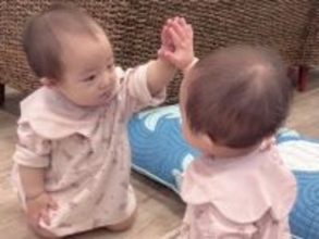 辻希美、生後9カ月・第5子のかわい過ぎる姿を公開！ 「夢が鏡の中の夢とチュー」