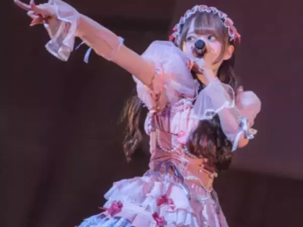 「なにこの主人公感…!!」美人アイドル、美脚際立つショット公開「絶対領域は神」「まじで美味そう」