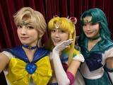 「「ぎゃー！！ 大好きな3人」小山璃奈、セーラー戦士姿のスリーショットを披露！ 「美女め〜ん揃い」「可愛い」」の画像1