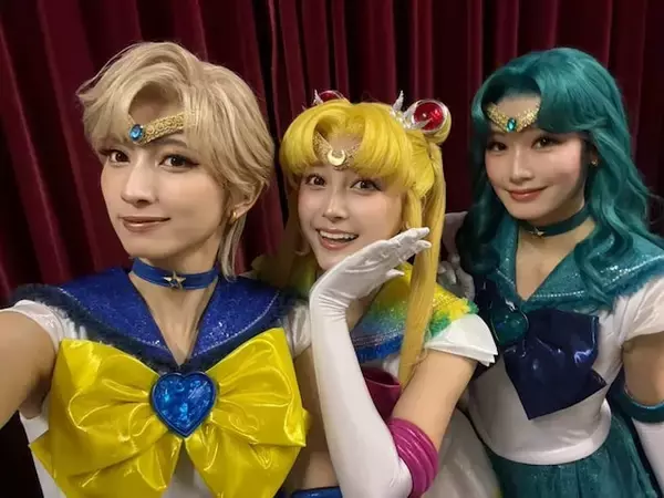 「ぎゃー！！ 大好きな3人」小山璃奈、セーラー戦士姿のスリーショットを披露！ 「美女め〜ん揃い」「可愛い」