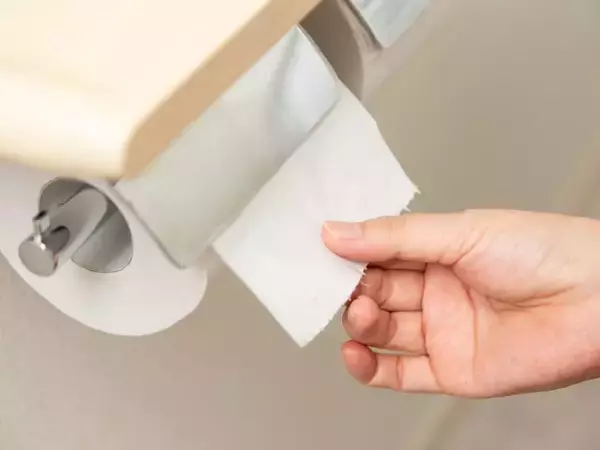 「ちょい置きが出来る上に予備のホルダーまで！」山崎実業“トイレットペーパーホルダー上ラック 2段 タワー”に反響。賃貸でも穴あけ不要
