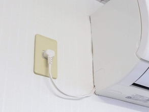 Q. 冬までエアコンを使わないつもりですが、電源プラグを抜いておくと節電になりますか？