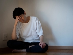 「早く自立したい」41歳フリーター男性、年収150万円。実家で介護と投資に励むも“親の愚痴”に悩む日々