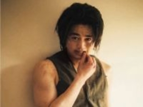 「好き！！」鈴鹿央士、二の腕の筋肉ムキムキのワイルドすぎる姿！ 「ワイルドでセクシー」「新鮮…！」