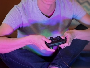 「充電ケーブルのことまで考えられてるのステキ」山崎実業“置台が動くゲームコントローラー収納ラック タワー”に反響。角度調整で使いやすさ抜群