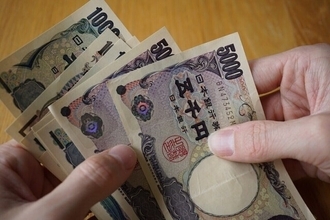53歳の男。慢性腎臓病と判断され、障害者1級になり1年前から障害年金を受給。働きに出た場合、障害年金は支給停止となりますか？