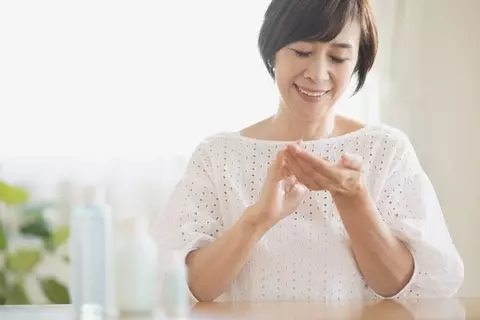 54歳・金融資産5150万円女性「気に入っている化粧品が優待でもらえると知り購入しました」長期保有特典があるおすすめ優待銘柄