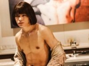 「体と顔のギャップよ」上田竜也、圧巻の肉体美を披露「顔かわいいのに腹筋バキバキ」「ボブ竜也くん似合う」