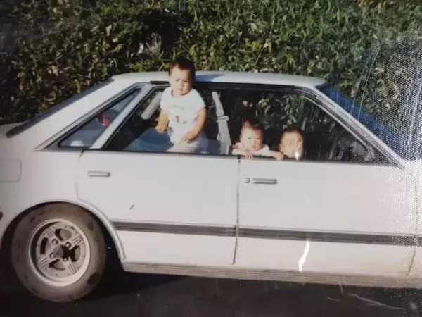 「ハコ乗りイカついっすねw」タイムマシーン3号、幼少期の日産ローレルを披露！ 「なかなかの富裕層」
