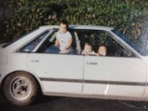 「ハコ乗りイカついっすねw」タイムマシーン3号、幼少期の日産ローレルを披露！ 「なかなかの富裕層」