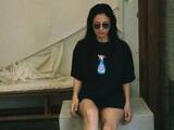 「「そのTシャツ、ヤバいね」黒木メイサ、プライベート？ ショット公開！ 超ミニ丈から美脚も披露「カッケー」」の画像1