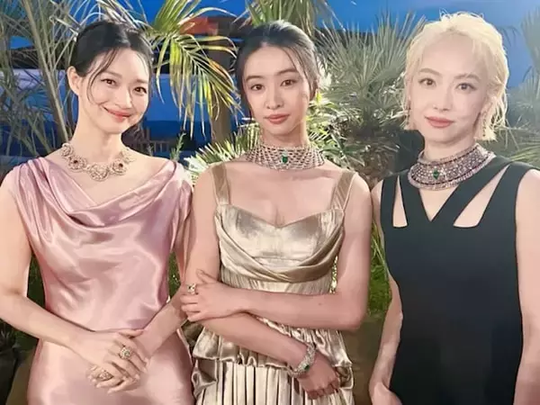 Koki,、美デコルテ際立つゴールドのロングドレス姿を披露！ 世界的セレブのスリーショットに反響