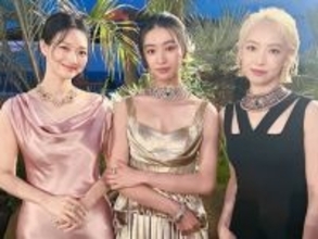Koki,、美デコルテ際立つゴールドのロングドレス姿を披露！ 世界的セレブのスリーショットに反響