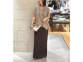 顔まわりはすっきり、二の腕はしっかりカバー！ 3首見せでつくる「40代の上品着やせ」夏コーデ