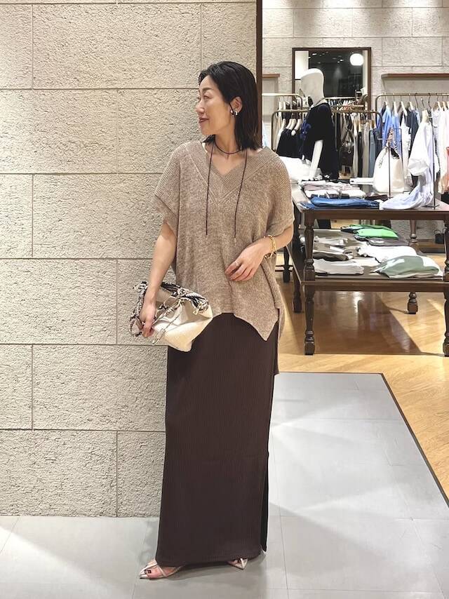 顔まわりはすっきり、二の腕はしっかりカバー！ 3首見せでつくる「40代の上品着やせ」夏コーデ