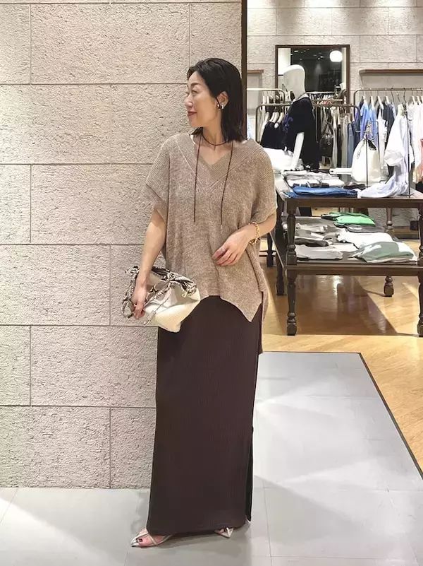 「顔まわりはすっきり、二の腕はしっかりカバー！ 3首見せでつくる「40代の上品着やせ」夏コーデ」の画像