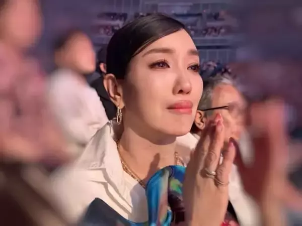 「菩薩感すごい」アンミカ、フワちゃんのプロレス試合を夫婦観戦！ 「2人が変わらず仲良いの嬉しい」の声