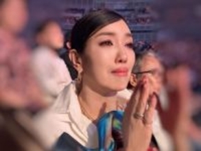 「菩薩感すごい」アンミカ、フワちゃんのプロレス試合を夫婦観戦！ 「2人が変わらず仲良いの嬉しい」の声