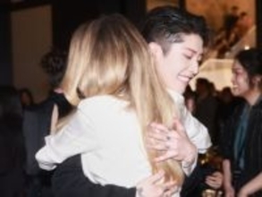 MIYAVI、アンジェリーナ・ジョリーとのハグショット公開！ 「正直なところ、最近は悩んでいます」吐露も