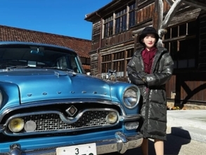 「絵になりすぎ」奥菜恵、クラシックカーとのツーショットで美脚披露！ 「お綺麗」「趣がありますね」
