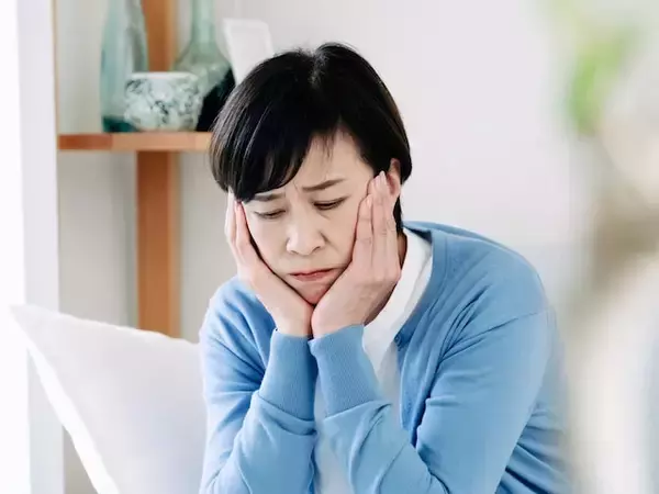 「足してもギリギリ」50歳女性、年収380万円。親の介助で「自分の時間がほとんどない」実家暮らしの実態