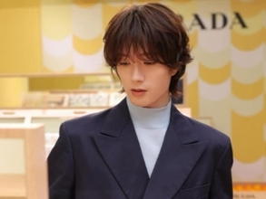 「PRADAが似合う男すぎる」山中柔太朗、イケメンショットにファン歓喜！ 「どの角度も美しすぎて滅」