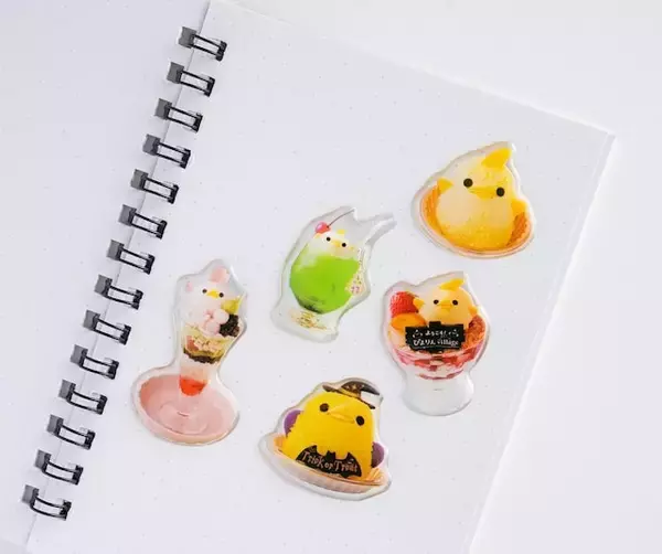 「【付録】かわいいぴよりんを持ち歩ける◎「ぴよりんぬいぐるみチャーム」が付いてくる！ 予約必須の『ぴよりん 15周年メモリアルブック』は7月27日発売」の画像