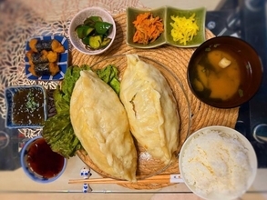 「どうやって焼いたんだこんなデカいの...」人気キャバ嬢の手作り？ 餃子に反響「めっちゃおもろい」