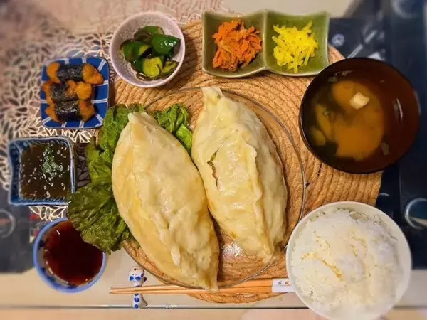 「どうやって焼いたんだこんなデカいの...」人気キャバ嬢の手作り？ 餃子に反響「めっちゃおもろい」