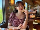 「「本当に綺麗って罪」小嶋陽菜、オリエント急行での優雅な姿に「めちゃくちゃ綺麗！」「大人の美貌」反響」の画像1