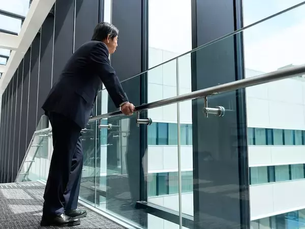 定年後に「肩書」を捨てられない人の末路。役職定年で一気に小さくなる“会社人間”の共通点