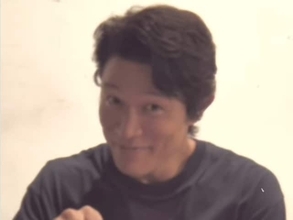 鈴木亮平、「めっちゃ貴重」な姿を公開！ 「剥いてる姿もセクシー」「サービス精神すごい」
