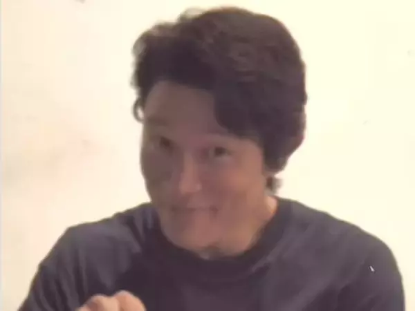 鈴木亮平、「めっちゃ貴重」な姿を公開！ 「剥いてる姿もセクシー」「サービス精神すごい」