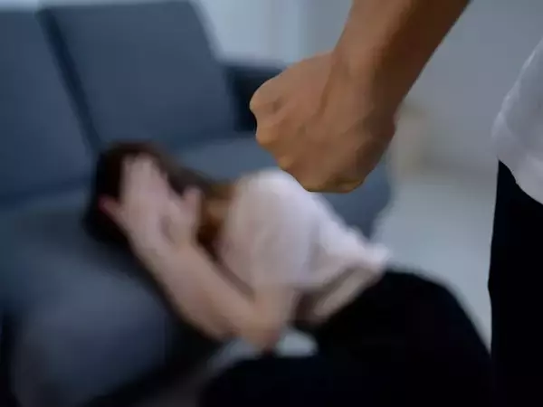 あの頃、私はいつも妹を抱えて震えていた……“父親からの暴力”で40歳女性が「できなくなったこと」