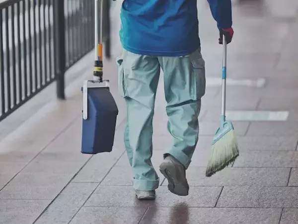 年金は月6万円「アルバイトで清掃の仕事。体力的にもさほどつらくはない」65歳男性の年金以外の収入